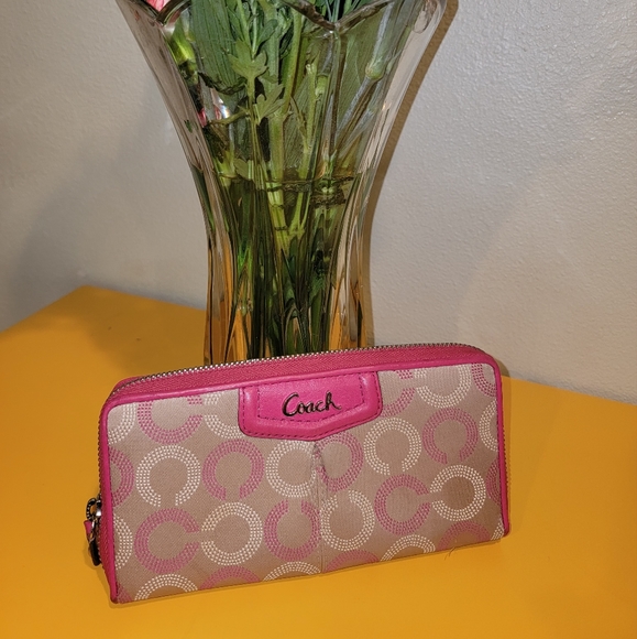 EUC Coach wallet large new - Picture 1 of 4